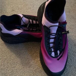 Clove Aero Fuchsia and Black Sneakers